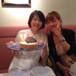 東京で岡本さん○○歳の誕生日祝いをしました。写真をＵＰで見る方へ。本当は年齢が左右逆らしいですよ。間違いということで。（笑）