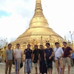 ヤンゴンで一番大きいパゴダ（寺院）。私とコビちゃんだけ民族衣装。