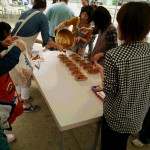 焼きそばをパック 詰めしてます☆