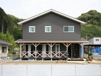 高知県黒潮町に建つ三角屋根のカリフォルニアハウス。自然素材を使ったデザイン住宅です。高知市福井町でデザイン×超高性能×自然素材の新築一戸建て注文住宅を得意とするタイセイホームが手掛けたお家です。大きなウッドデッキにハンモックが似合うお家です。