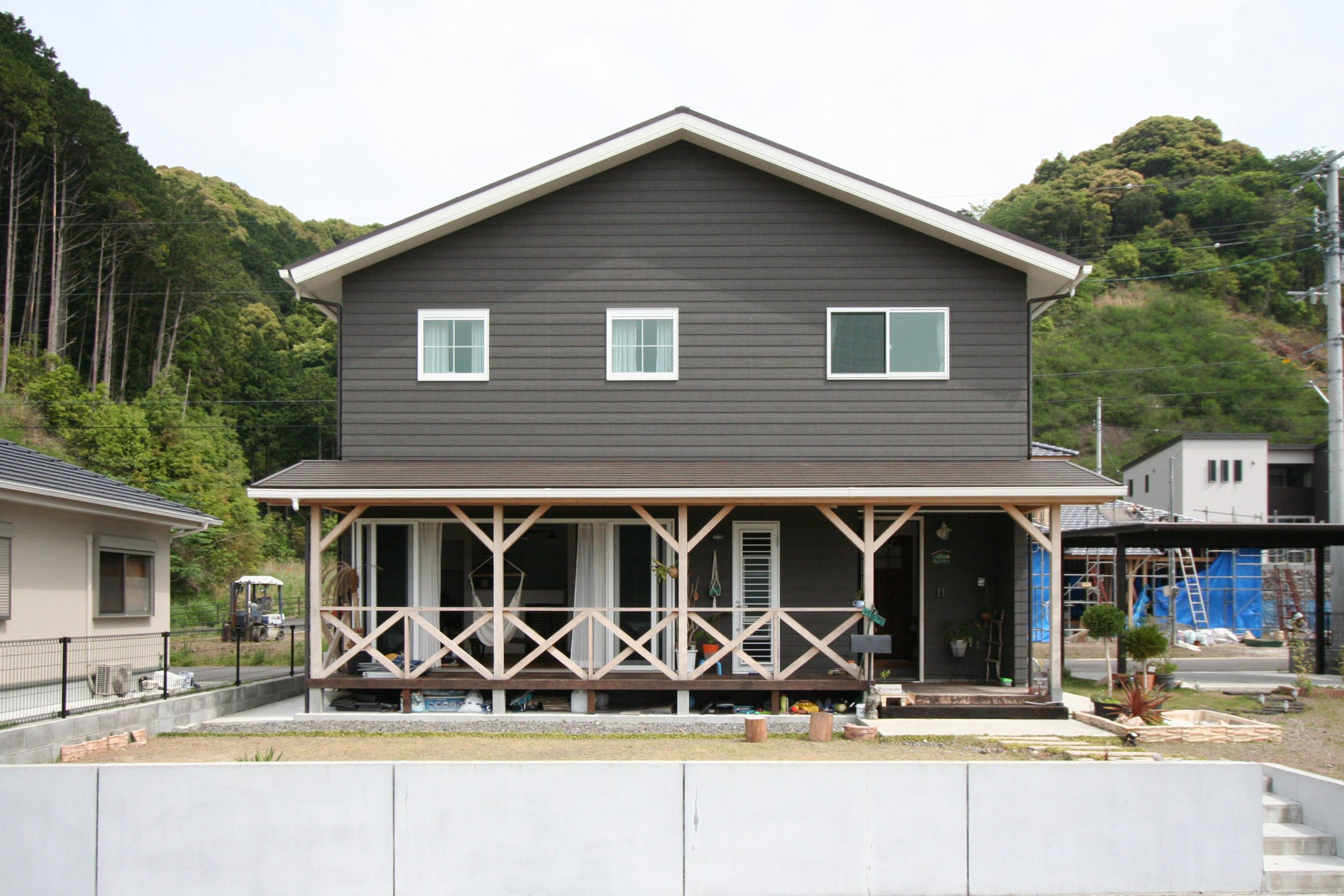 高知県黒潮町に建つ三角屋根のカリフォルニアハウス。自然素材を使ったデザイン住宅です。高知市福井町でデザイン×超高性能×自然素材の新築一戸建て注文住宅を得意とするタイセイホームが手掛けたお家です。大きなウッドデッキにハンモックが似合うお家です。