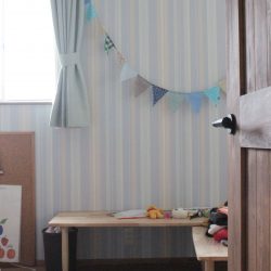 かわいい子ども部屋はブルー系のクロスをチョイスしました。