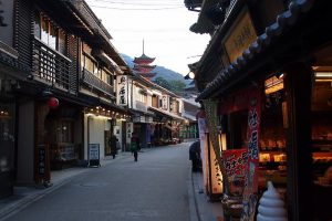 広島県の宮島は、海の中に立つ鳥居が有名な厳島神社がある島。食べ物も美味しく、伝統を守る古い街並みにも現代のデザインも取り入れたオシャレな店舗も多くあり、若者にも人気の観光地です。