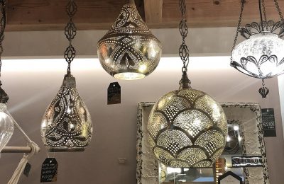 タイセイホームのインテリアショップ「イエのコト」で販売している、「エジプトメタルランプ」。一つひとつが手作りで、世界にたった1つのランプです。電気をつけると穴から光がもれ、部屋が一気に幻想的な空間に。