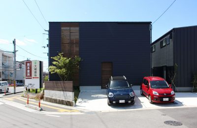 高知市朝倉のデザイン、高性能、自然素材でつくった中庭のある企画住宅が完成しました。タイセイホームが手掛けるコンセプトハウス第一弾です。黒い外観でオシャレな内装。カッコいいオヤジに似合う落ち着きのある内装コーディネートです。