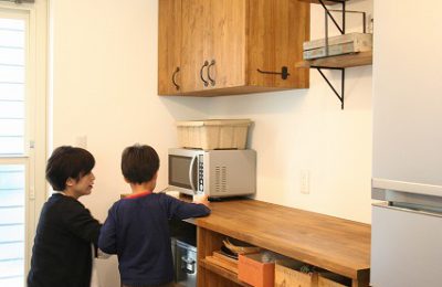 高知市にお住いのMさま。自然素材で作ったシンプルで大人ナチュラルな内装に、カッコよさも添えたお家です。