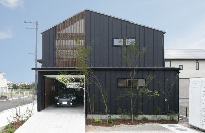 香南市野市町西野に完成したビルトインガレージと中庭のあるお家です。デザイン性が高く、ランニングコスト・メンテナンスコストがかかりにくい超高性能仕様の上に、自然素材を使った健康住宅です。